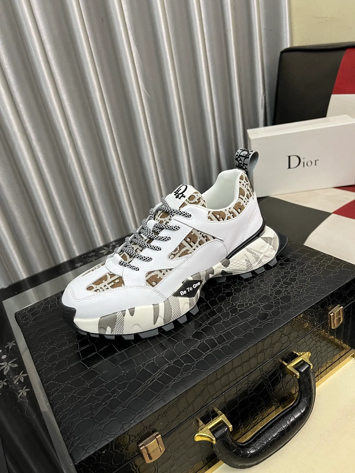 Men's Men's Shoes💰458⌚️⌚️Dior unique modern style sneakers. Counter purchasing 🏃casual leather shoes😍😍 original cowhide leather imported from Italy (refuses to discolor and grind feet) soles: original soles specially provided by the original factory, super cool😍 lace up and walk with wind👍 style design ⚠️ super comfortable and wear-resistant original soles. Just like shooting the real thing 🎬The real thing is better Code number: 38-443️⃣Colors available